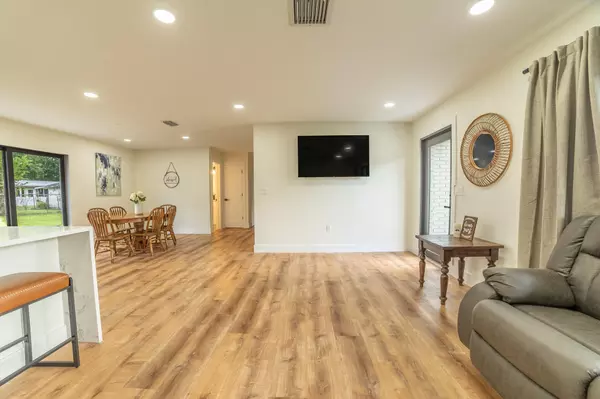 Okeechobee, FL 34974,809 SE 12th ST