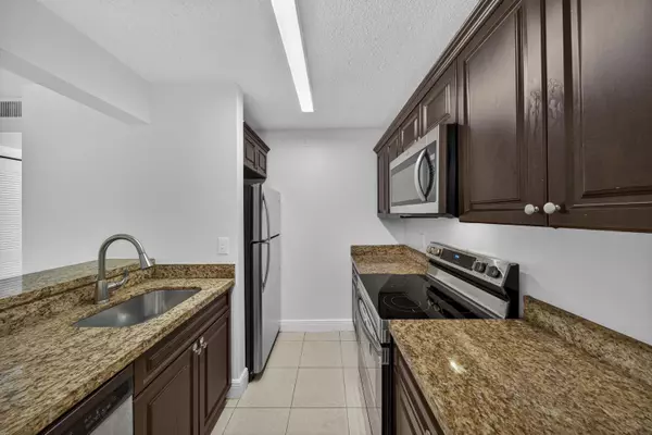 913 Meadows CIR, Boynton Beach, FL 33436