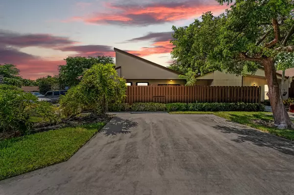 Boca Raton, FL 33428,22295 Timberly DR