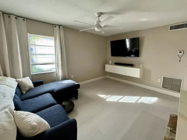 Lake Worth Beach, FL 33460,30 S J ST 16