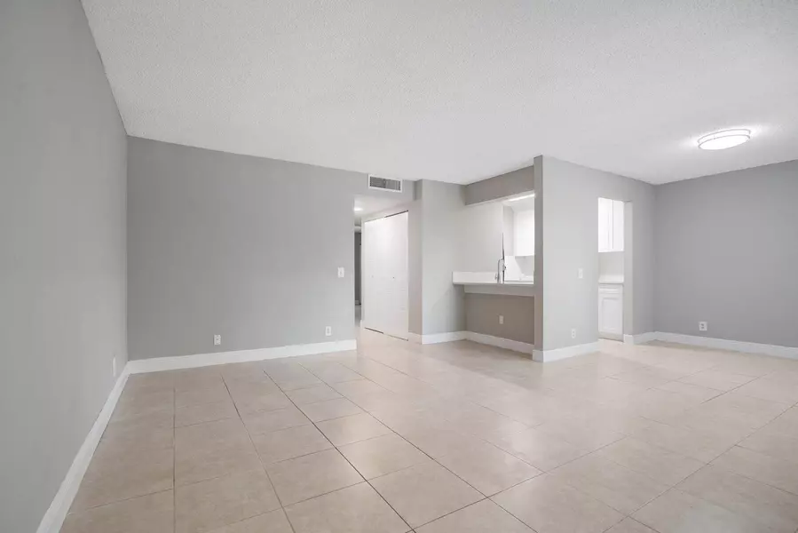 516 Meadows CIR, Boynton Beach, FL 33436