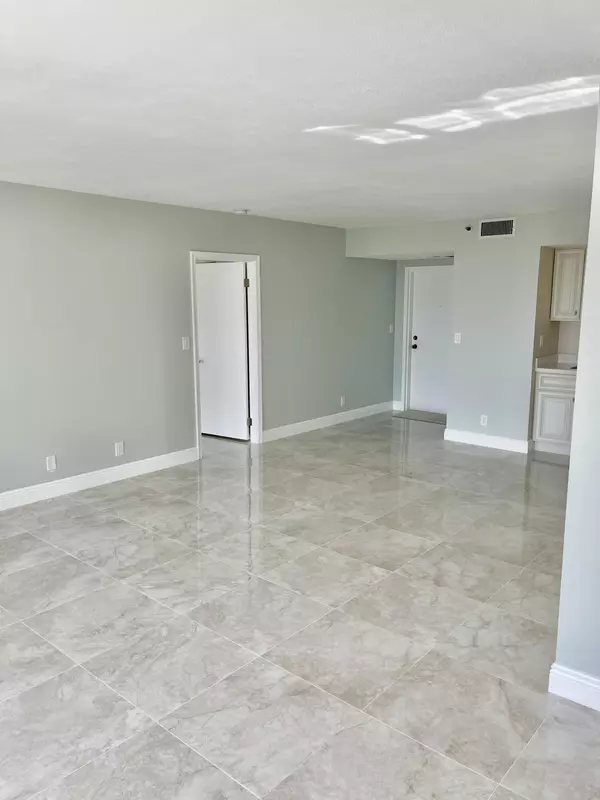 Boca Raton, FL 33433,5951 Wellesley Park DR 303