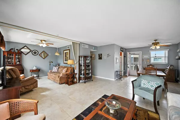 Palm Springs, FL 33461,715 Lori DR 210