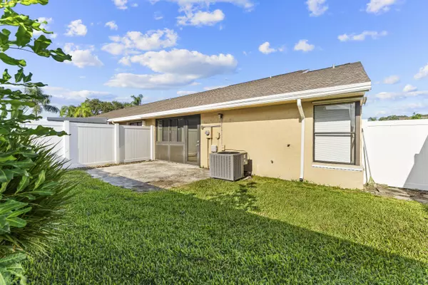 West Palm Beach, FL 33417,4560 Grand Cypress RD 50