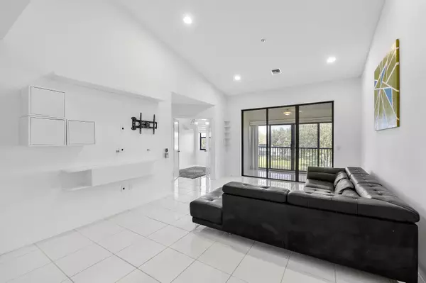 Boynton Beach, FL 33437,5153 Floria DR V