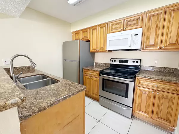 Pompano Beach, FL 33069,1241 SW 46th AVE 1008