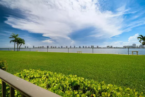 801 Lake Shore DR 108, Lake Park, FL 33403