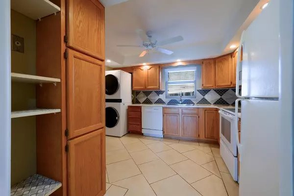 Lake Park, FL 33403,801 Lake Shore DR 108