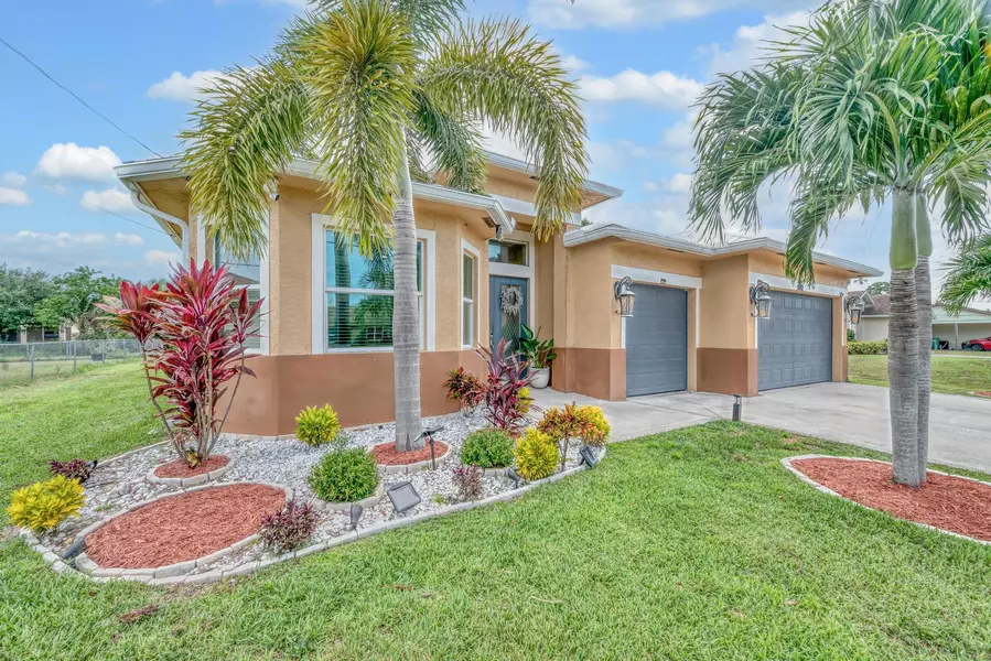 2082 SW Idaho LN, Port Saint Lucie, FL 34953