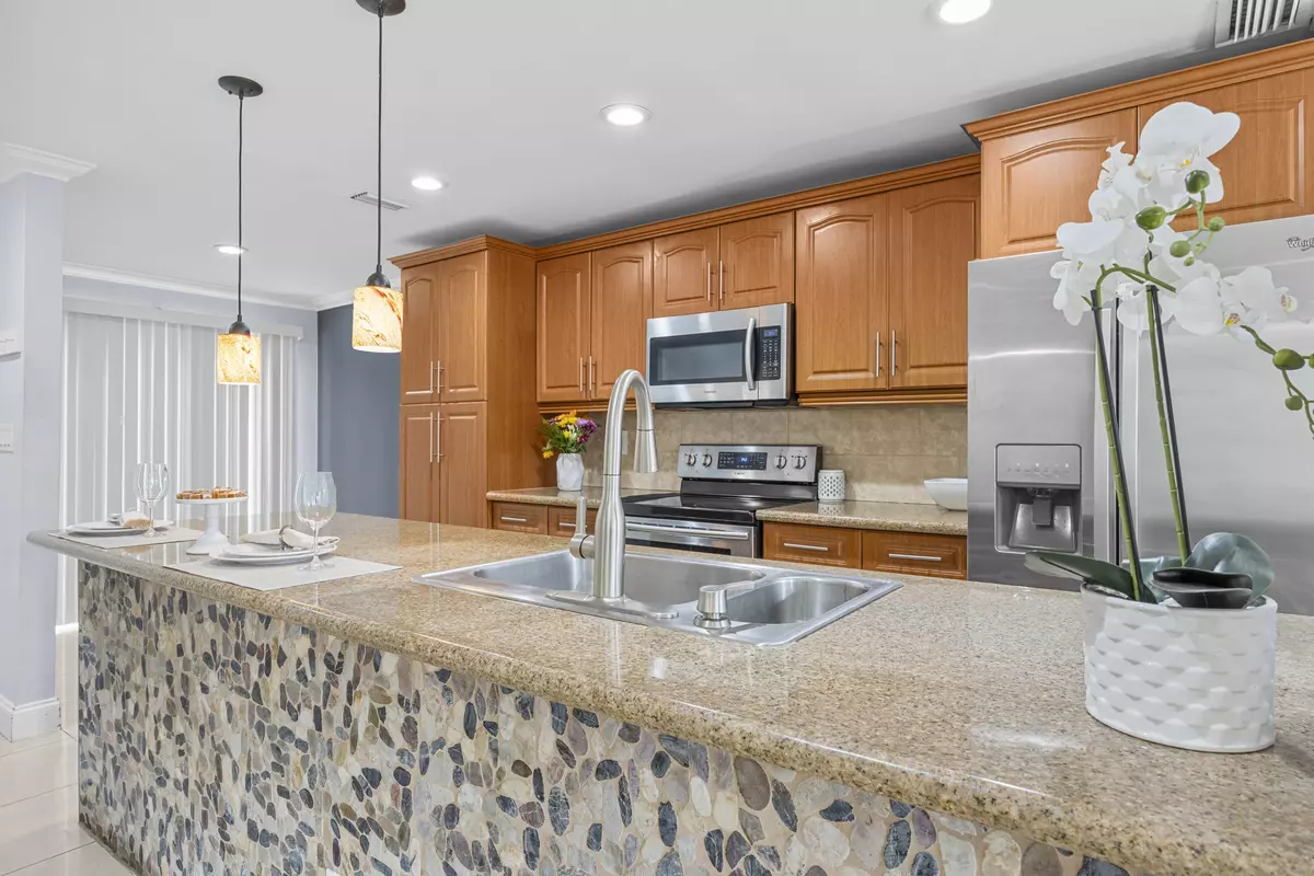 Plantation, FL 33324,841 NW 82nd AVE 2