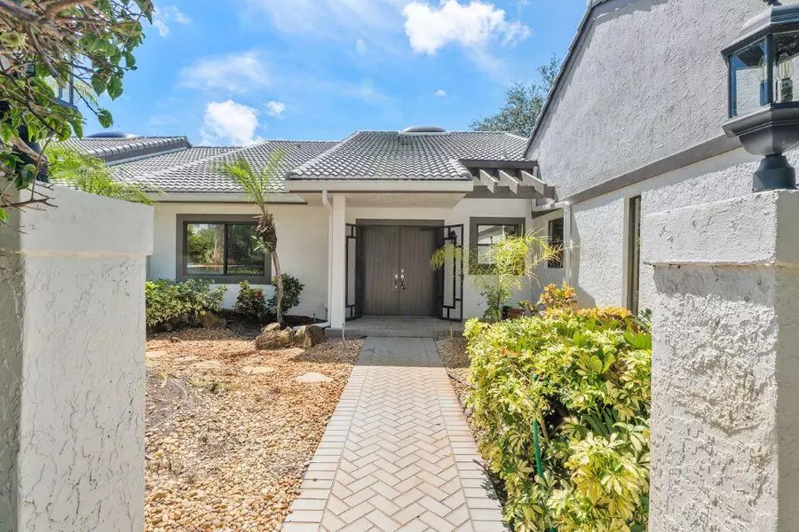 4 Clubhouse LN, Boynton Beach, FL 33436