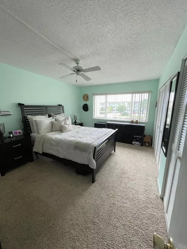 North Palm Beach, FL 33408,125 Shore CT 205a