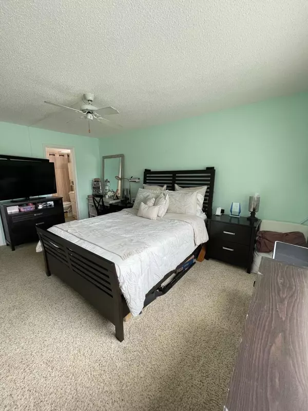 North Palm Beach, FL 33408,125 Shore CT 205a