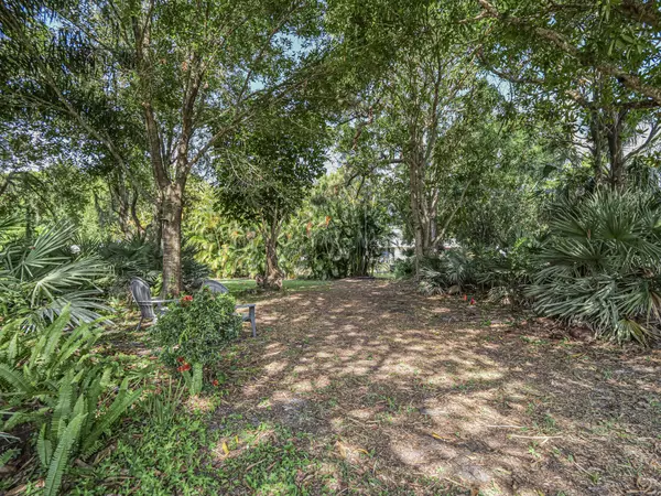 Vero Beach, FL 32962,445 9th CT