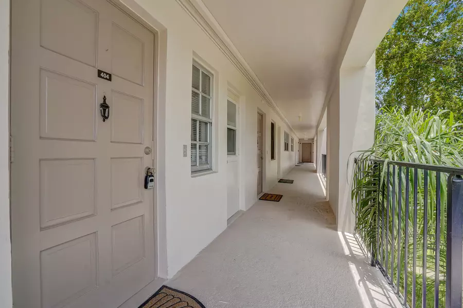 2751 N Palm Aire DR 404, Pompano Beach, FL 33069