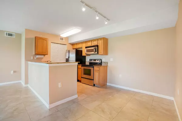 Port Saint Lucie, FL 34986,301 SW Palm DR 102
