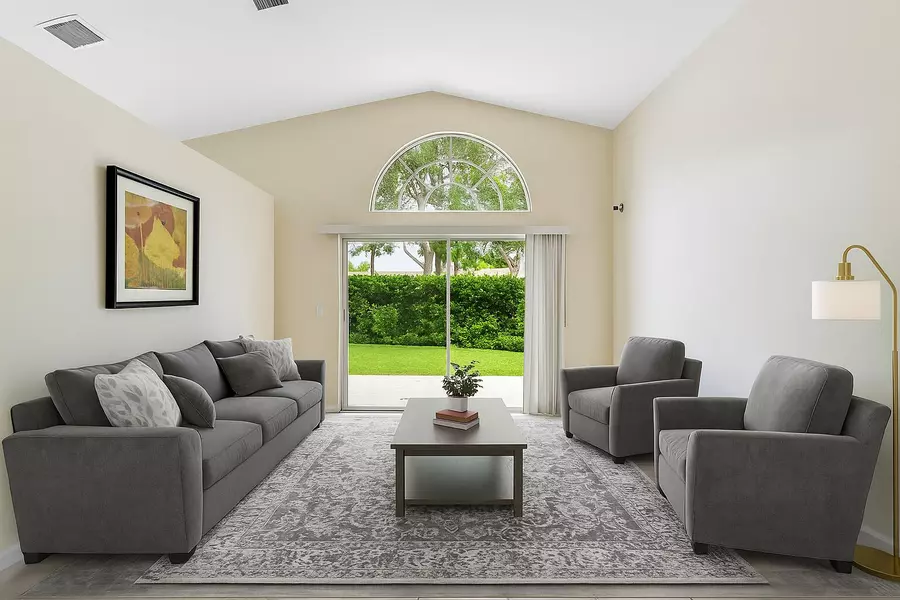 225 Preserve CT, Royal Palm Beach, FL 33411