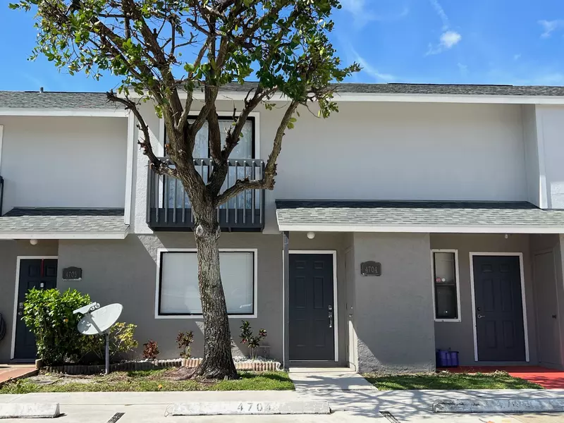 4704 Pier DR, Greenacres, FL 33463