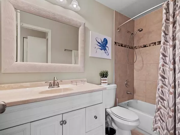 Vero Beach, FL 32960,1901 Indian River BLVD 201a