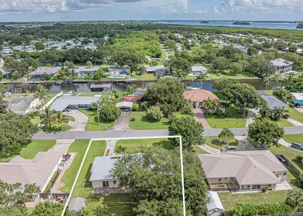 Vero Beach, FL 32962,443 SE 21st PL