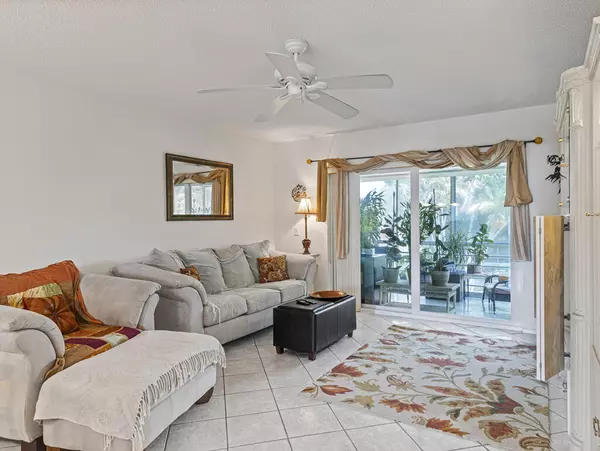 12022 N Greenway DR 204, Royal Palm Beach, FL 33411