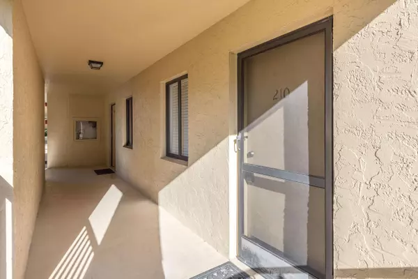 West Palm Beach, FL 33417,2828 Tennis Club DR 210