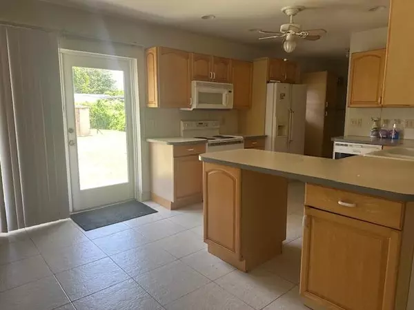 Stuart, FL 34996,918 SE Dolphin DR