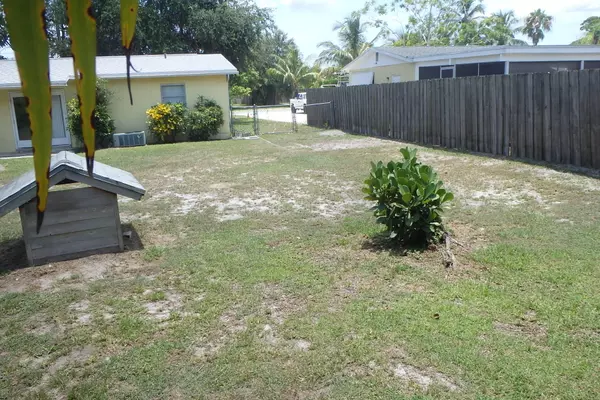 Stuart, FL 34996,918 SE Dolphin DR