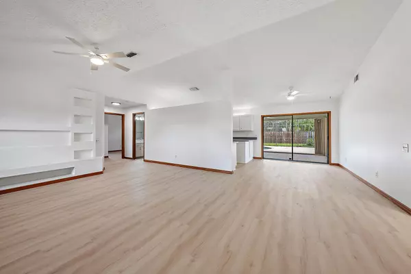 Port Saint Lucie, FL 34983,489 SE Evergreen TER