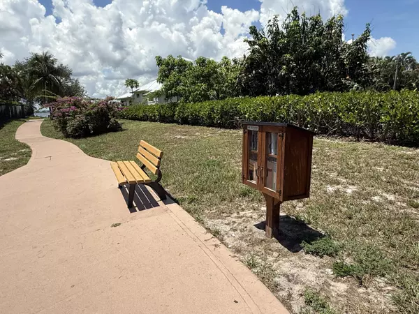 Stuart, FL 34994,432 NW North River DR