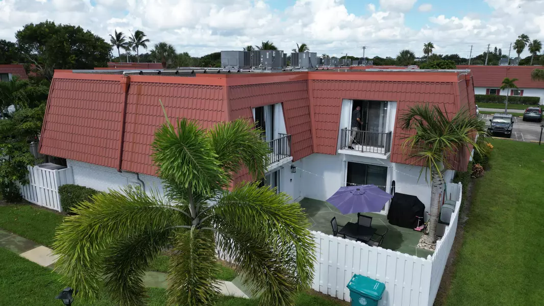 1425 Oxford LN, Boynton Beach, FL 33426