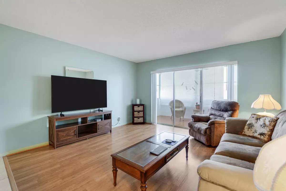 Palm Springs, FL 33461,721 Lori DR 303