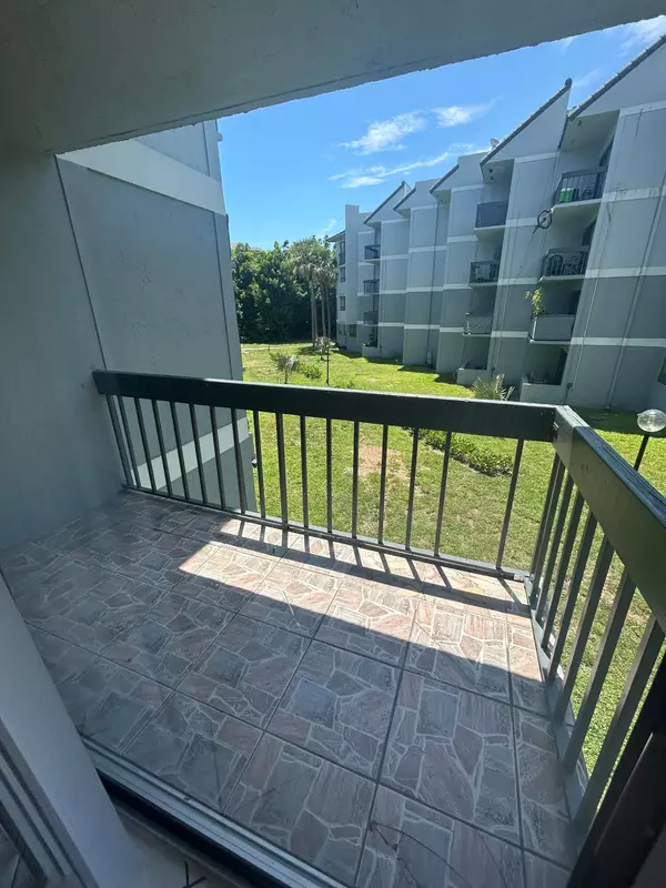West Palm Beach, FL 33401,2000 N Congress AVE 211