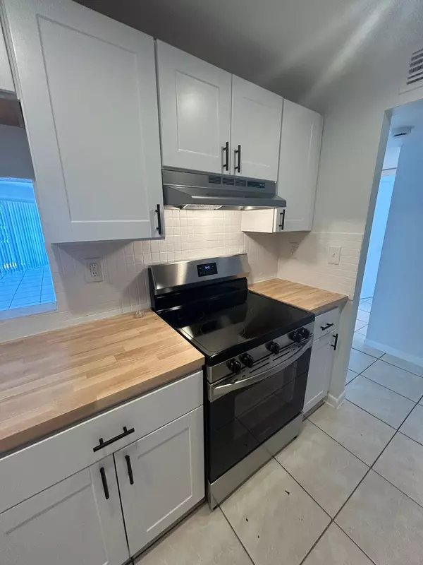 West Palm Beach, FL 33401,2000 N Congress AVE 211