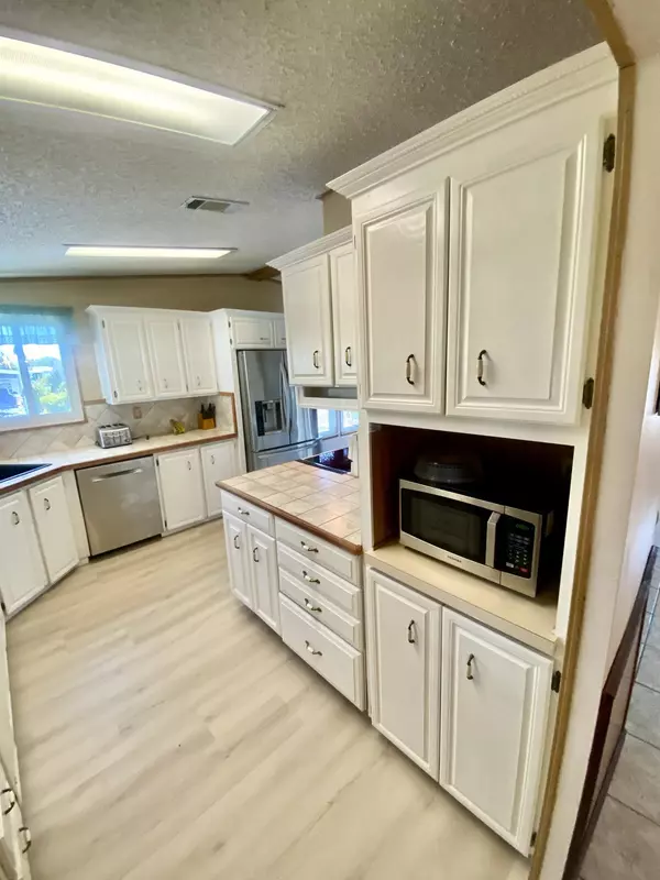 Fort Pierce, FL 34982,469 Hemingway TER