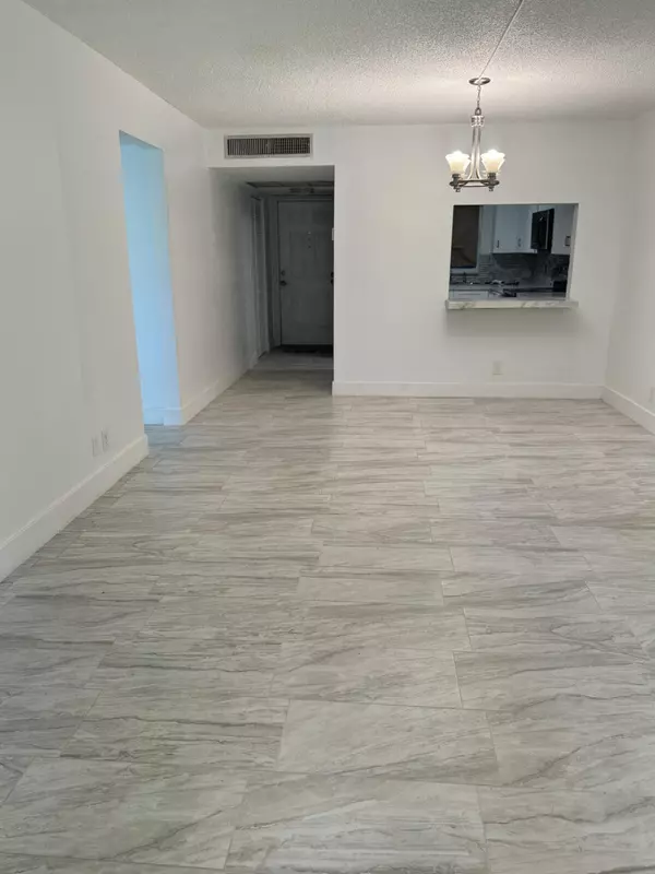 Davie, FL 33324,9411 Evergreen PL 102