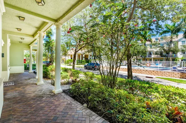 Jupiter, FL 33458,122 W Royal Palm CIR 102