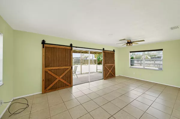 Port Saint Lucie, FL 34983,440 SE Sunnydale LN