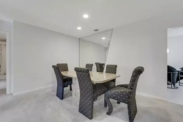 Boynton Beach, FL 33437,5135 Floria DR H