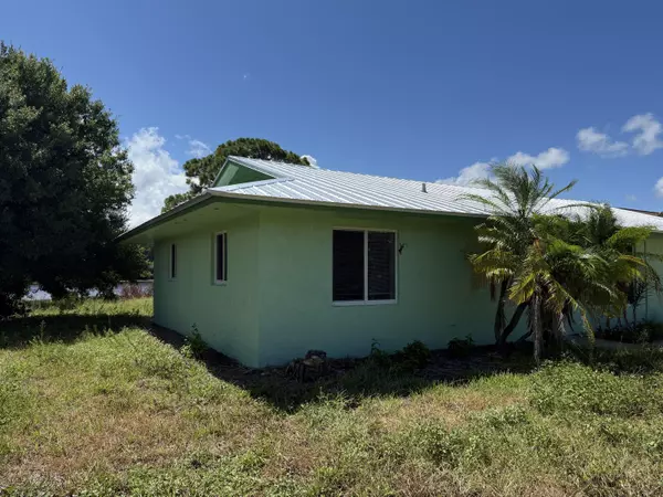 Jensen Beach, FL 34957,431 NE Julia CT