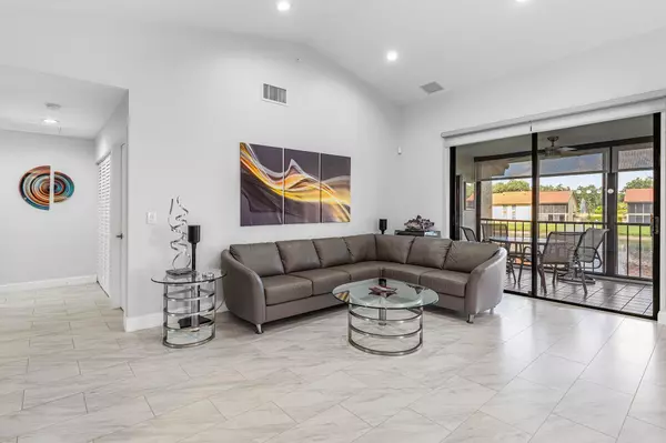 Boynton Beach, FL 33437,10431 S Circle Lake DR 202