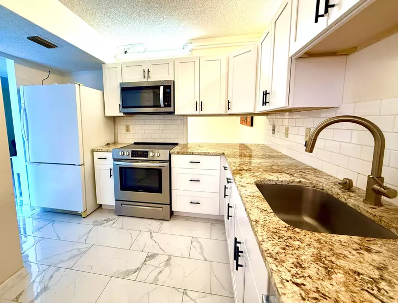 1200 SE Parkview PL F1, Stuart, FL 34994