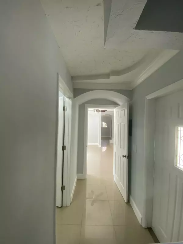 West Palm Beach, FL 33411,8090 Dillman RD
