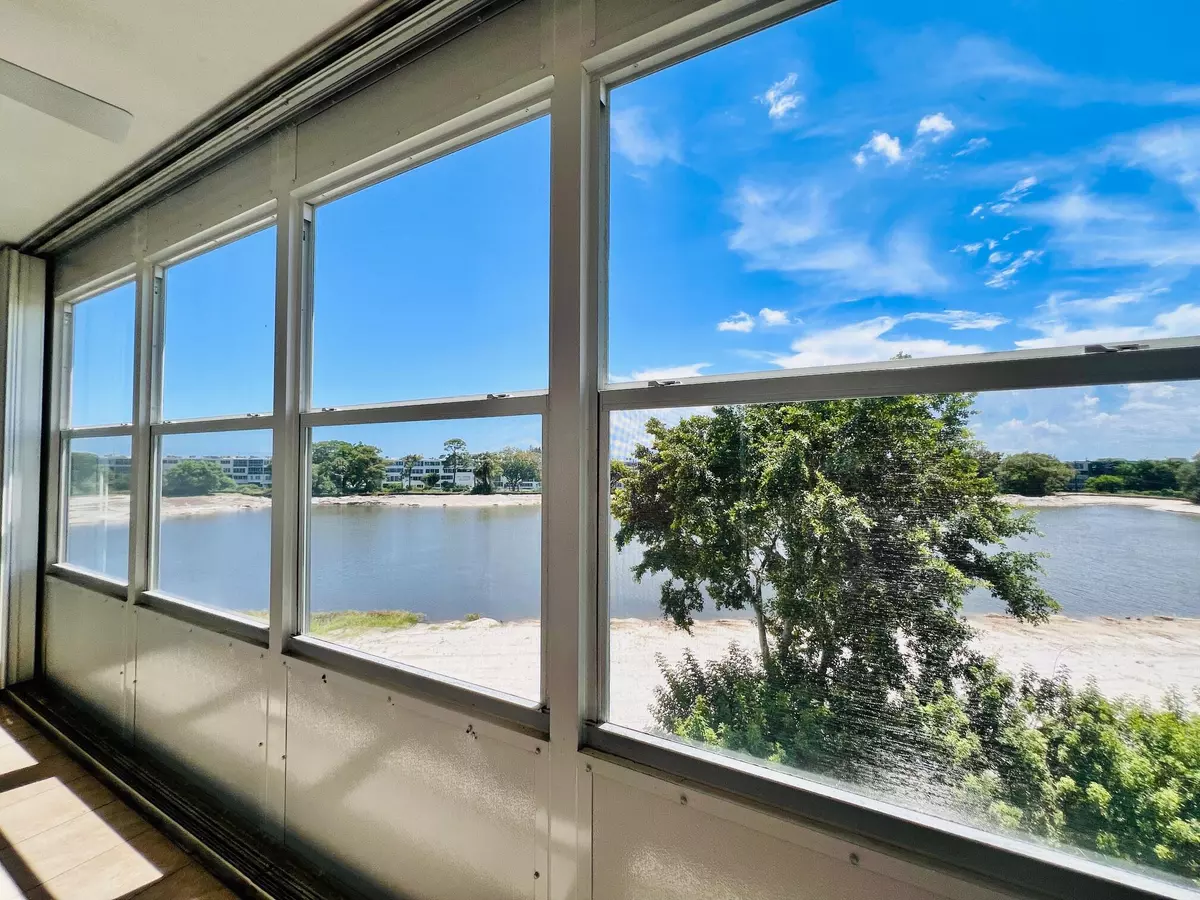 West Palm Beach, FL 33417,414 Greenbrier B