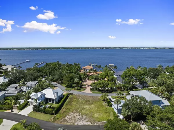 Stuart, FL 34994,932 SE Riverside DR