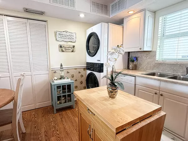 Lake Park, FL 33403,401 Lake Shore DR 801