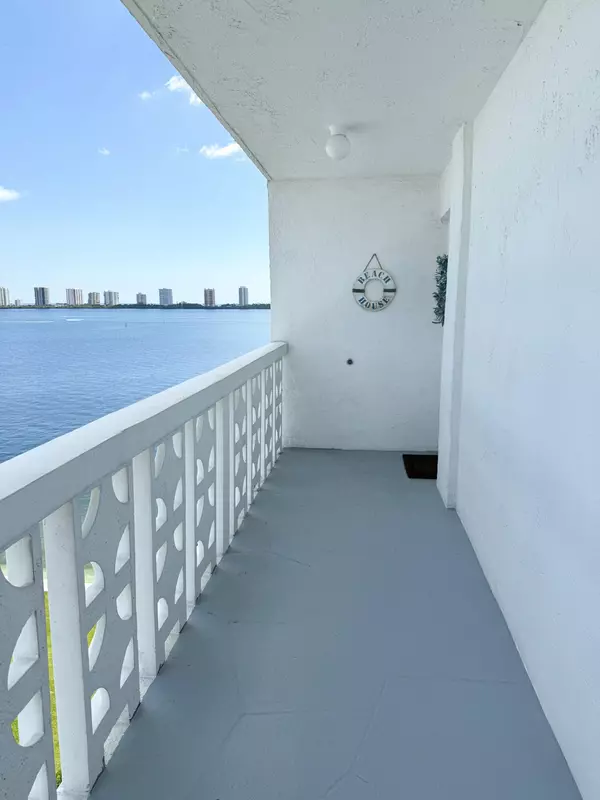 Lake Park, FL 33403,401 Lake Shore DR 801