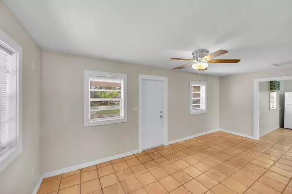 Lantana, FL 33462,117 Mayfield RD
