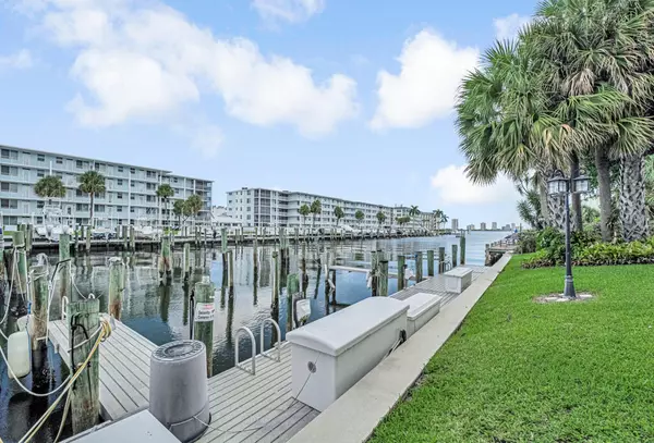 135 Shore CT 203, North Palm Beach, FL 33408