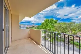 Boca Raton, FL 33432,1000 Spanish River RD 4s